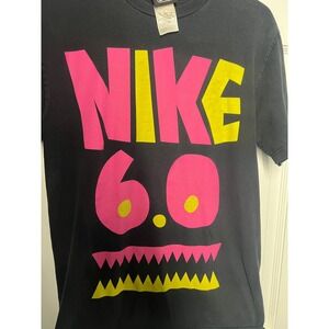 Nike 6.0 Graphic T Shirt – Pink Yellow Print Black Skateboarding Tee – Size M